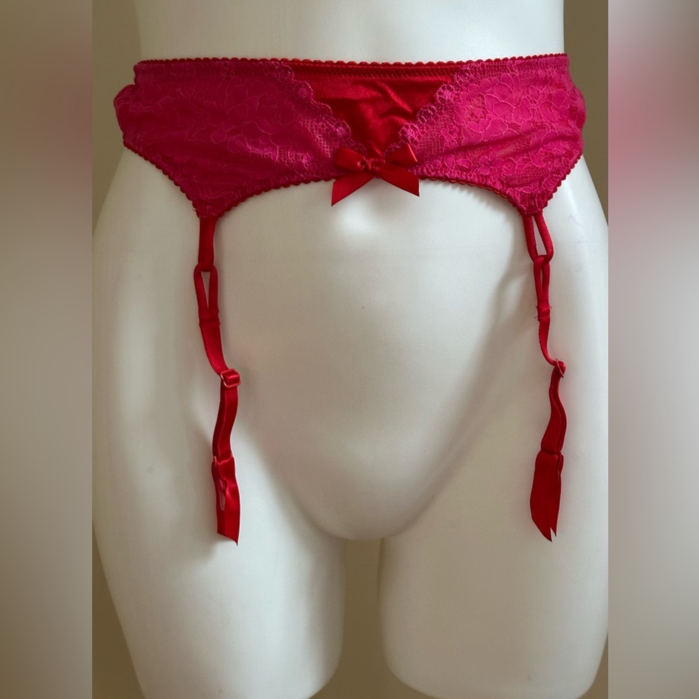 Victoria Secrets NWT Red & pink Lace Garter Belt 3 hooks closure in back Sz XS
